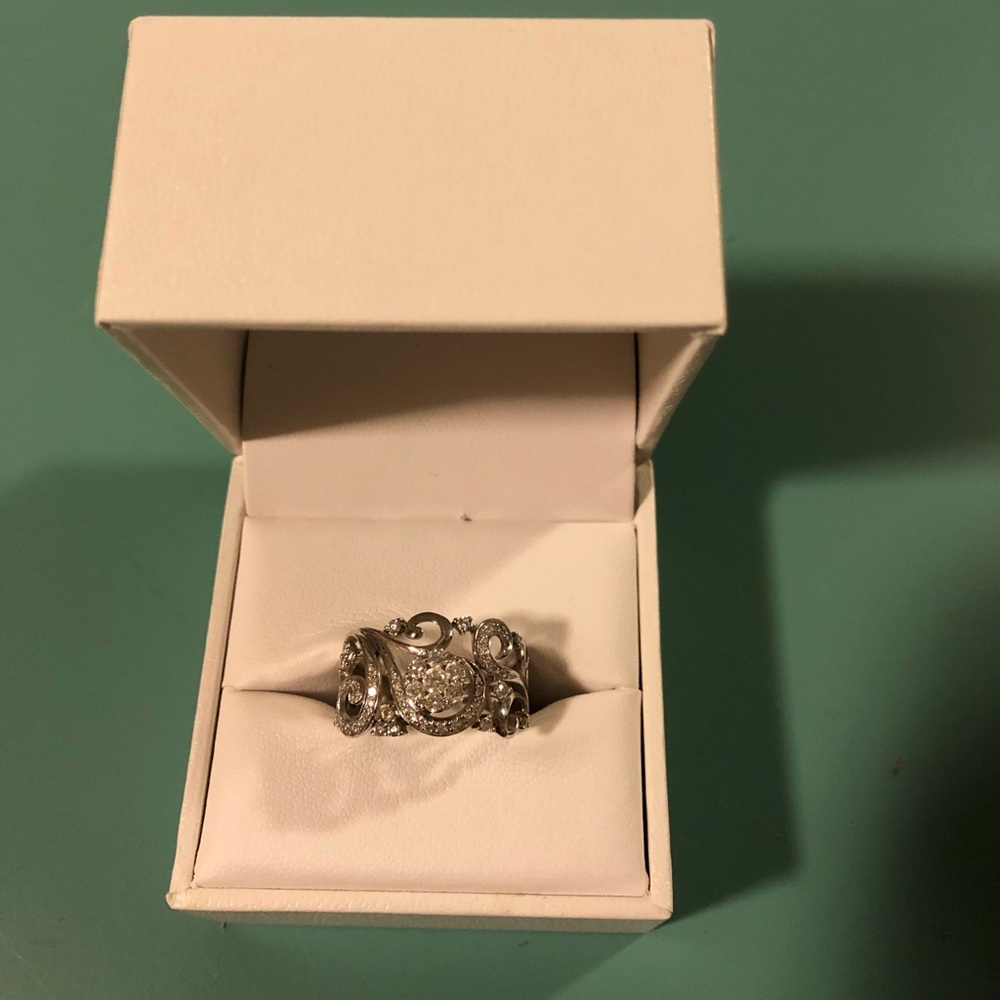 Erry flower diamond ring